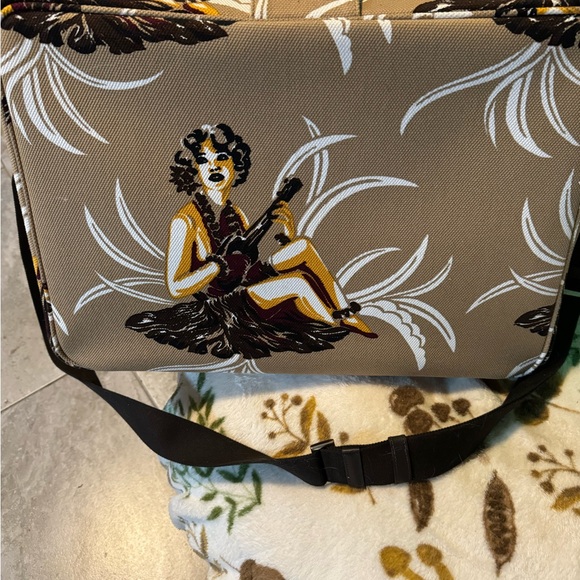 Runaway Prada Spring/Summer 2014 limited edition. It can be unisex . - Picture 9 of 15